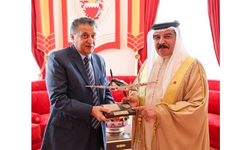 HM King Hamad receives model of ‘Supermarine Spitfire’