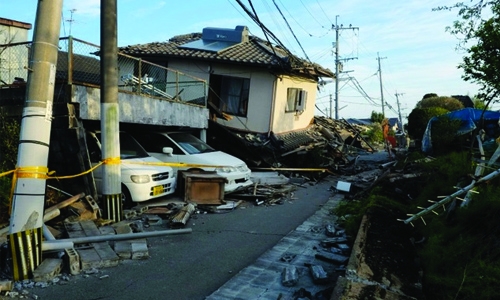 New Japan quake kills 10, scores feared trapped