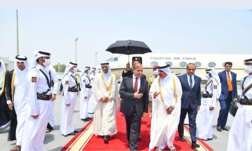 Pakistan PM seeks Qatari investment in energy and aviation sectors