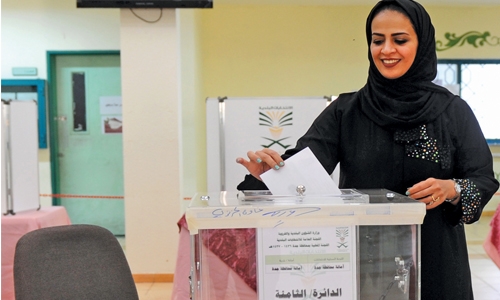 Saudi Arabia elects first female politicians