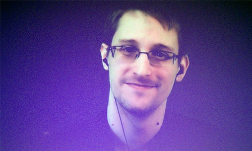 ‘Can’t arrest a robot’: Snowden's hi-tech disguise surprises audience at Vegas convention