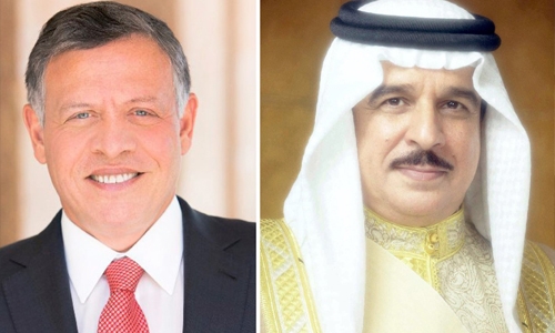 HM King welcomes Jordanian King upon arrival to Bahrain