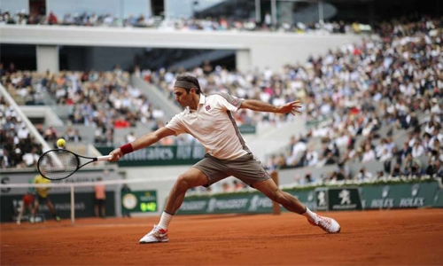 Federer powers on in Paris 