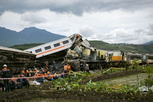 4 dead, 22 injured in Indonesia train collision