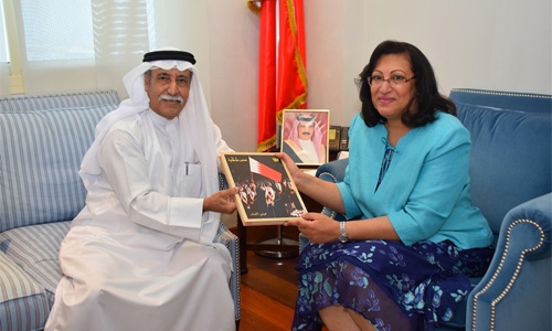 Health minister receives Royal Portraits book copy