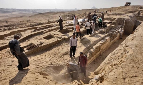 Ancient Egyptian boat discovered near pyramids