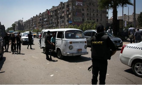 Bomb kills six during police raid on Cairo apartment