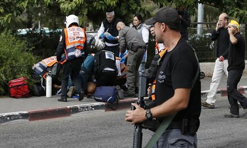 Three Israelis hurt in stabbing near Tel Aviv