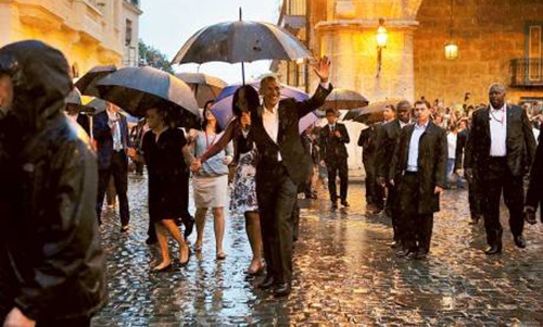 Obamas holding umbrellas? Unbelievable!