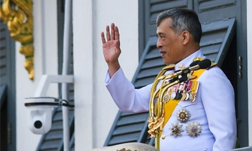 Thai king fires royal guards for ‘adultery’