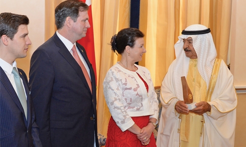 Bahrain PM receives Flame of Peace Award