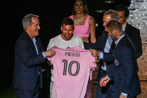 Messi unveiled in Miami amid thunderstorm