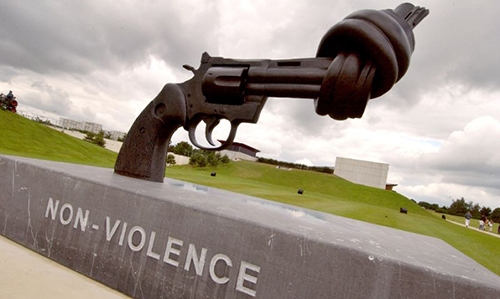 Sculptor of iconic knotted revolver, symbol of peace, dies