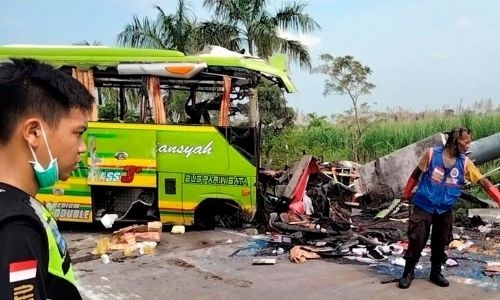 14 dead after 'drowsy driver' crashes tourist bus into billboard in Indonesia