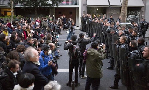 Clashes as French police clear migrants from Paris school