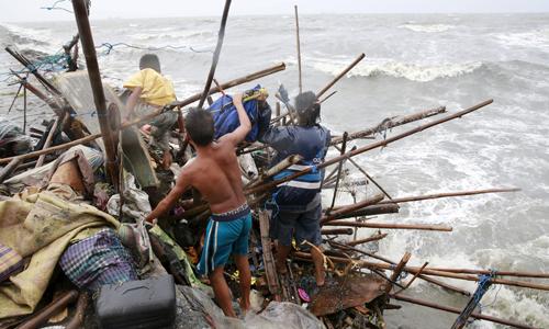 Typhoon Koppu smashes into northern Philippines