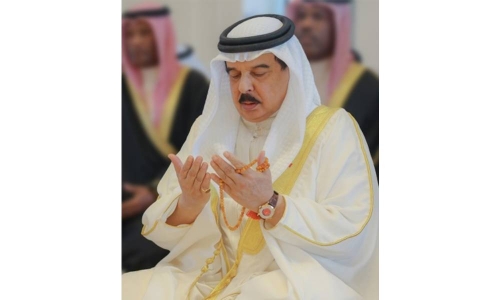 HM King Hamad performs Friday prayers, shares greetings on Prophet's birth anniversary  