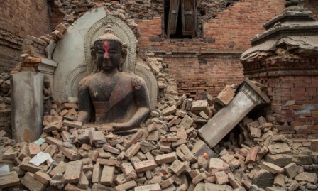  Quake-hit Nepal imposes two-month ban on new buildings