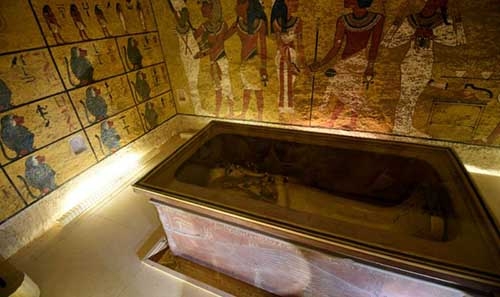 Egyptologists differ on Tut tomb 'hidden chambers'