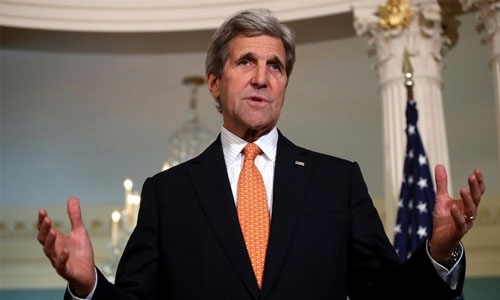 Kerry visits Iraq to back crisis-hit government