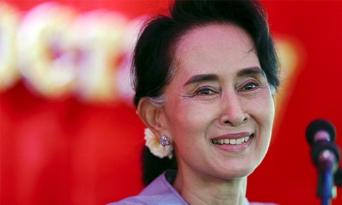 Suu Kyi holds 'warm' talks with Myanmar president on power shift