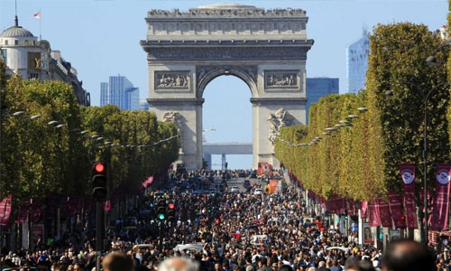 Paris experiments with 'car-free day' across the city