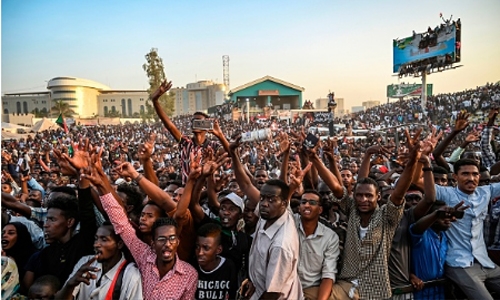 Huge crowd floods Khartoum