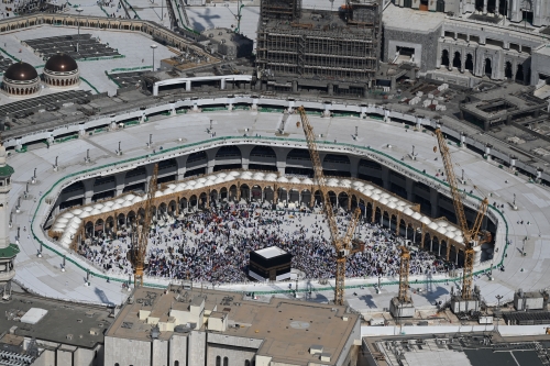 Muslim worshippers stream out of Saudi Arabia after Hajj