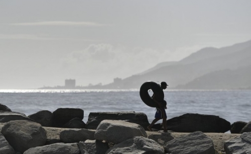 Venezuelans brave open sea on tubes, fishing for survival