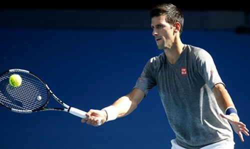 Djokovic fires warning with easy first-up win