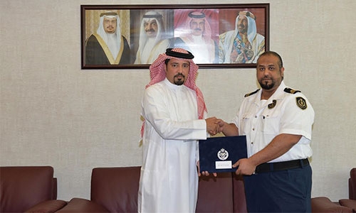 Bahrain customs officer honoured for refusing bribe