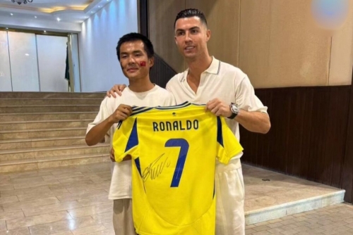 Cristiano Ronaldo Meets Superfan Gong After Epic 13,000 km Journey