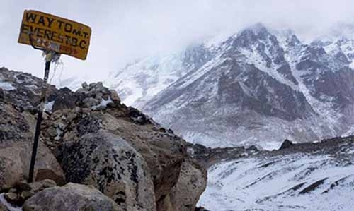 Nepal's 'ice doctors' return to Everest after avalanche