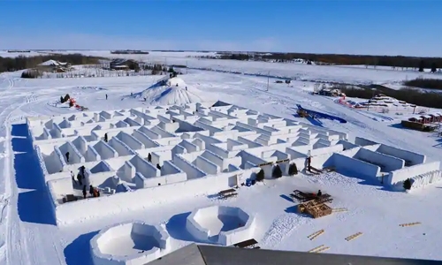 Couple builds world’s largest snow maze