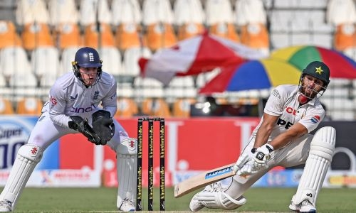 England steady after Pakistan’s 556