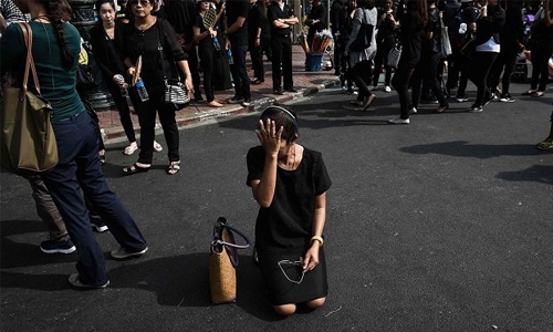 As Thais mourn king, black clothing booms