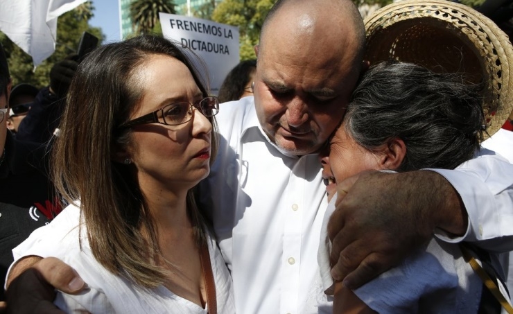 Mexican president prays with family of dead US dual citizens