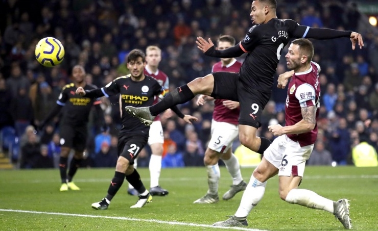 Man City up to second after Burnley win; 10-man Palace go fifth