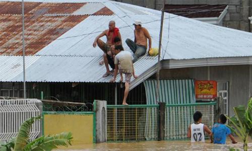 Flooded residents on rooftops as Koppu pummels Philippinesc