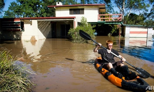 Australia floodwaters still rising, police search for missing