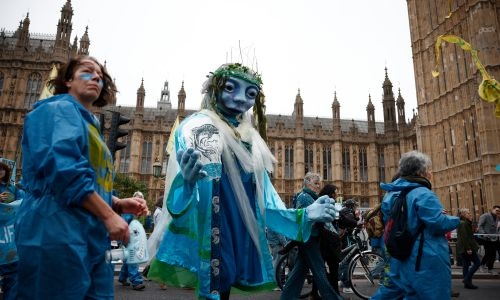 Thousands take to London streets for cleaner water