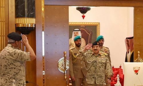 HM King Hamad Receives Senior BDF Officials at Al Sakhir Palace