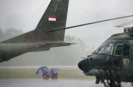 Bad weather hampers bid to reach Indonesian plane crash site