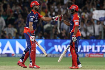 Yuvi, Agarwal keep Devils in the hunt