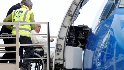 Pope meets Ukrainian refugees before setting off to Bahrain