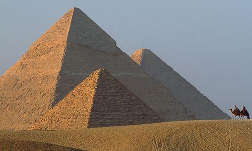 4 hurt in blast near Cairo pyramids