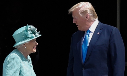 Trump meets queen after insulting mayor