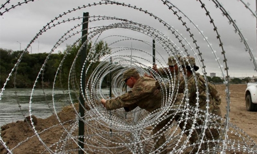 US army unfurls miles of fencing