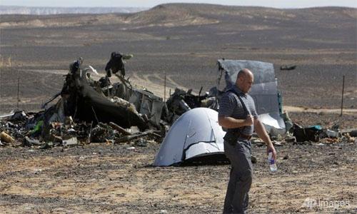 Experts begin examining black boxes of crashed Russian jet