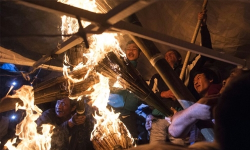 Crowds dice with death at Myanmar's explosive fire balloon festival